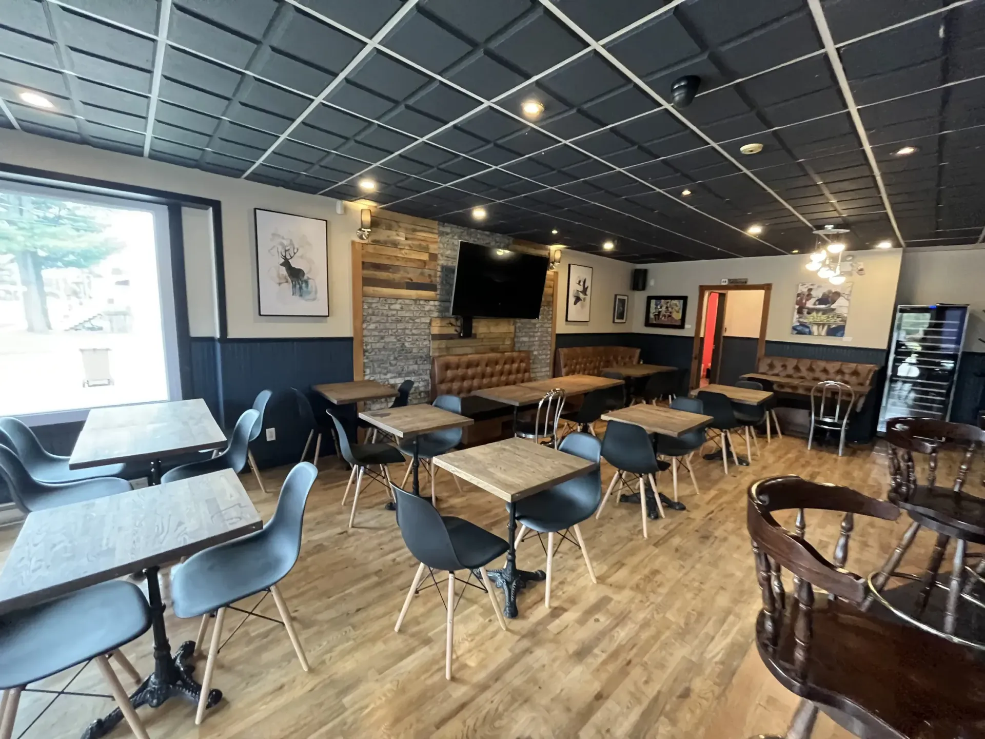 Salle à manger du Bistro tour du lac : tables, chaises et ambiance chaleureuse