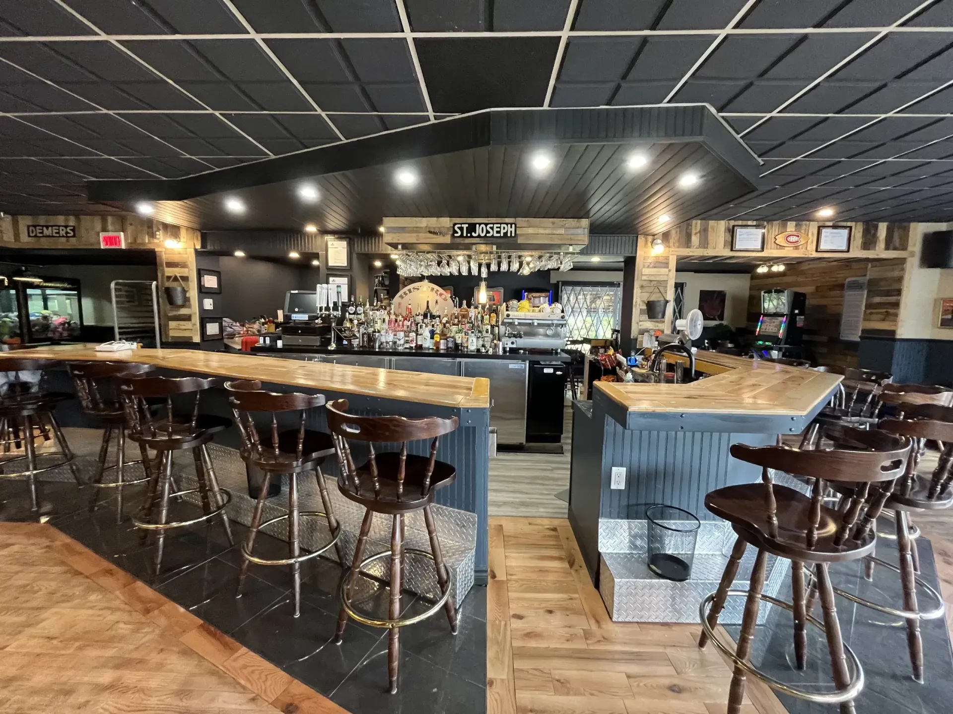 Le bar côté tabourets