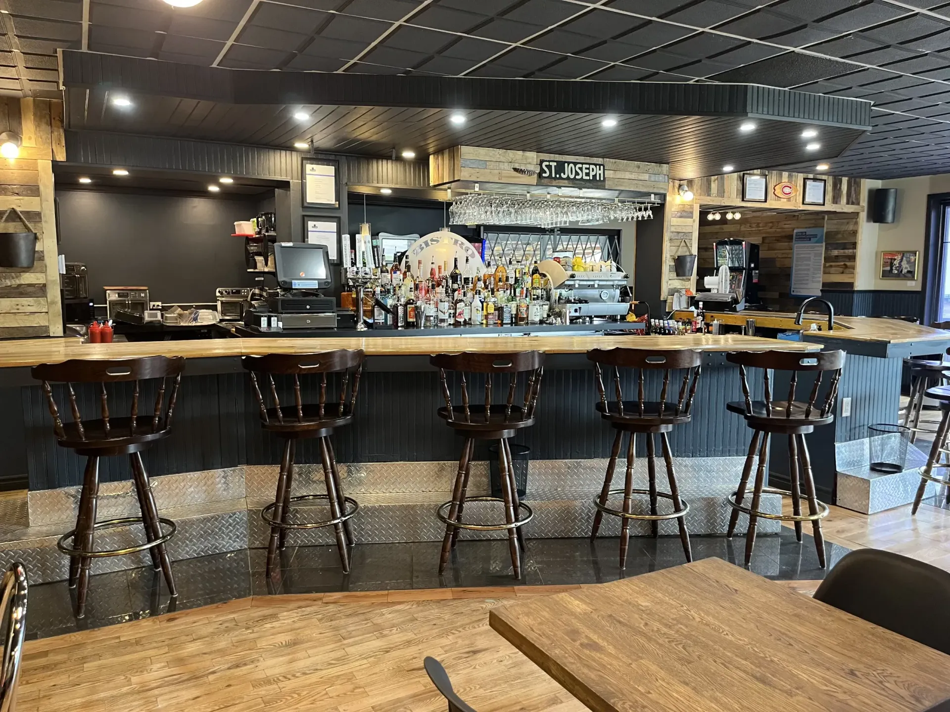 Le bar du Bistro tour du lac avec ses tabourets en bois